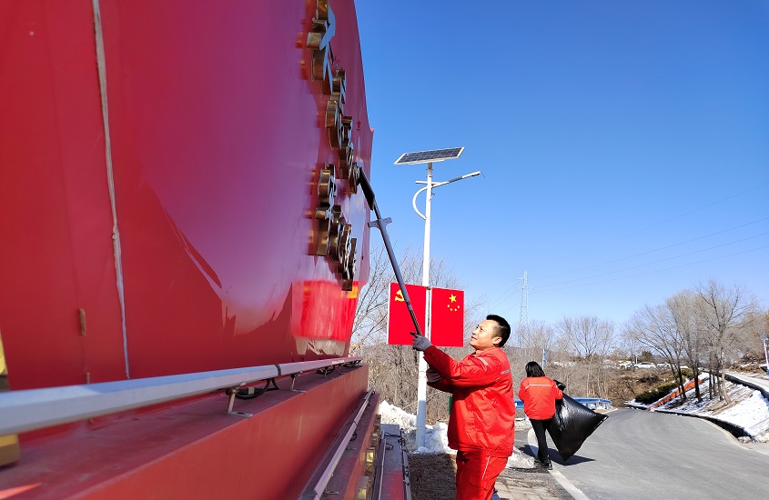 嵩县山金公司党委开展“爱我山金，，清洁家园，，集中攻坚”义务劳动